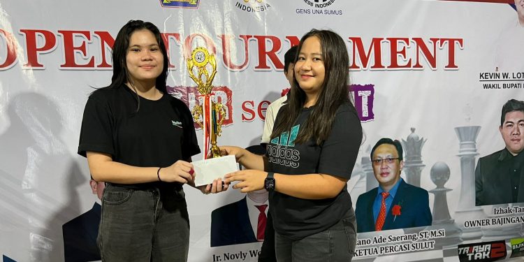Sponsori Pertandingan Catur Se Sulut, Jeddy Mokolomban Dukung Penuh Atlet Putri Minahasa Utara