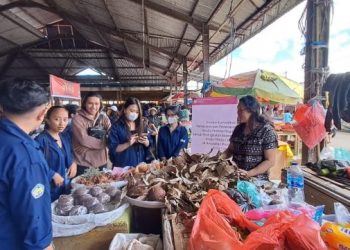 Jurusan Administrasi Bisnis Polimdo Melakukan Pengabdian Pada Masyarakat di Pasar Tomohon