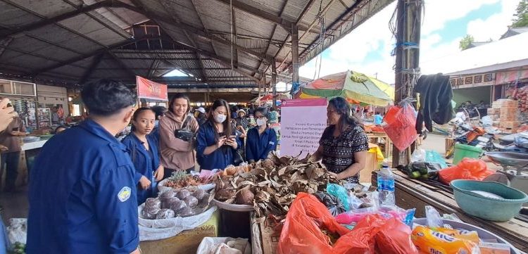 Jurusan Administrasi Bisnis Polimdo Melakukan Pengabdian Pada Masyarakat di Pasar Tomohon