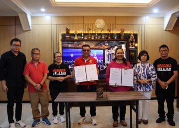 Kerjasama Kampus Polimdo Bersama Pemkot Bitung, Walikota Mauris Mantiri Salurkan Bantuan Bea Siswa