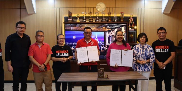 Kerjasama Kampus Polimdo Bersama Pemkot Bitung, Walikota Mauris Mantiri Salurkan Bantuan Bea Siswa