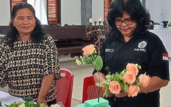 Polimdo Berikan Pelatihan Rangkaian Bunga dan Pengelolaan Keuangan untuk KPA ASM di GMIM Ruth Matungkas