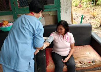 Terus Bergerak, Dinkes Minut Periksa Kesehatan 40 Warga Terdampak Banjir di Desa Werot