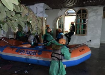 Mahasiswa Politeknik Negeri Manado Turun Langsung Bantu Warga Terdampak Banjir