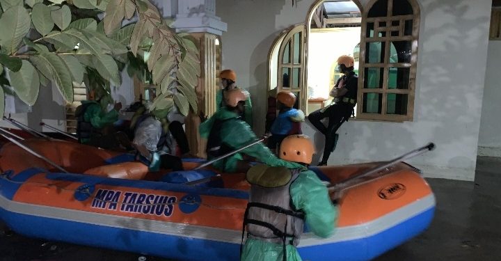 Mahasiswa Politeknik Negeri Manado Turun Langsung Bantu Warga Terdampak Banjir