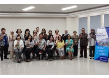 PLH Direktur Selvie R Kalele SE MSi membuka kegiatan Teacher Workshop For The Toefl ITP Test