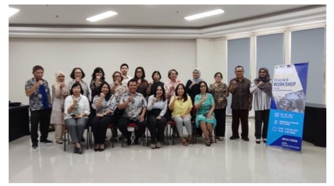PLH Direktur Selvie R Kalele SE MSi membuka kegiatan Teacher Workshop For The Toefl ITP Test