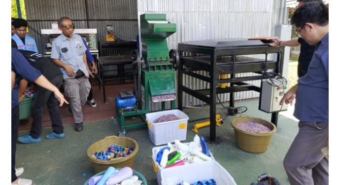 Dosen dan Mahasiswa Politeknik Negeri Manado Kembangkan Mesin Pencacah Plastik Tenaga Surya untuk Dukung Wisata Hijau di Minahasa Utara